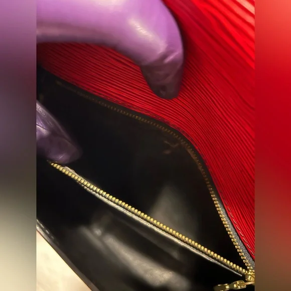 Louis Vuitton St Cloud in Red Epi MM size. Great condition vintage piece.